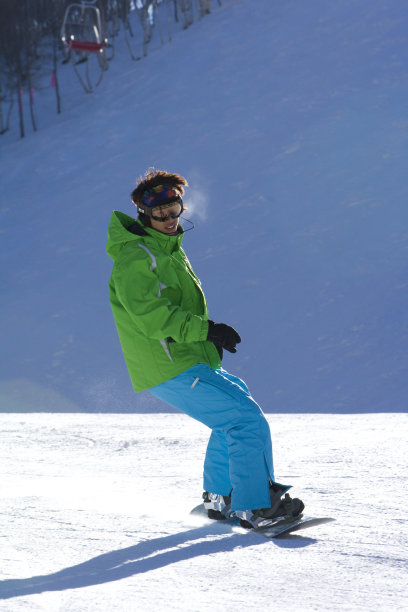 滑雪的年轻男子图片下载