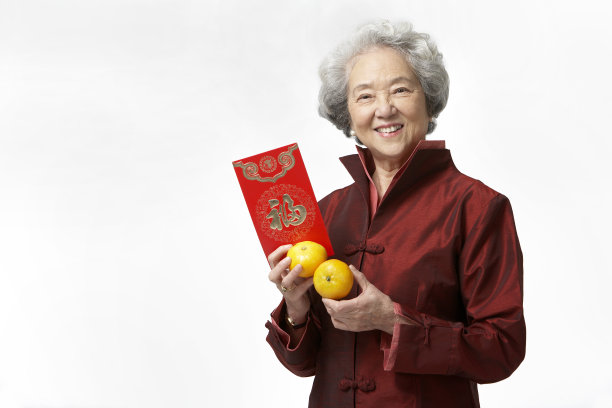 奶奶手拿红包和桔子图片下载