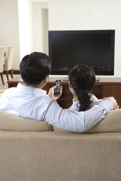 年轻夫妇看电视图片下载