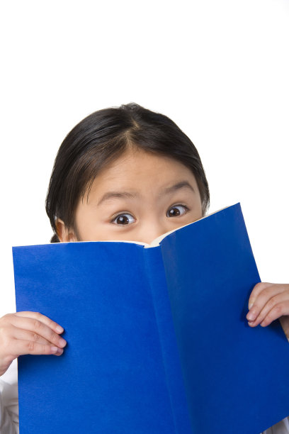 小女孩和书本图片下载