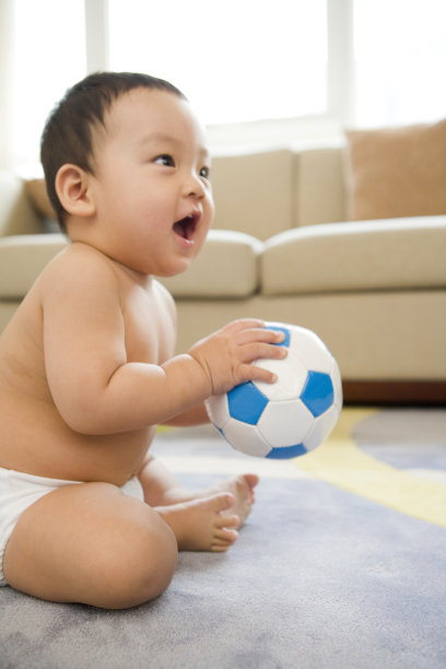 宝宝玩皮球图片下载