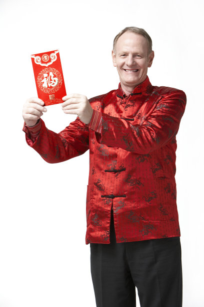 外国朋友穿新年服饰送红包图片下载