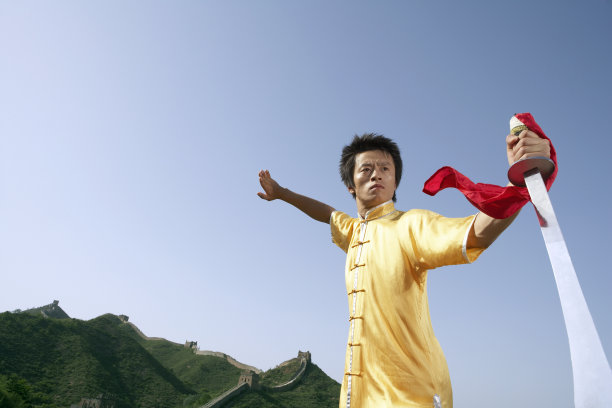 年轻男子在长城表演武术图片下载