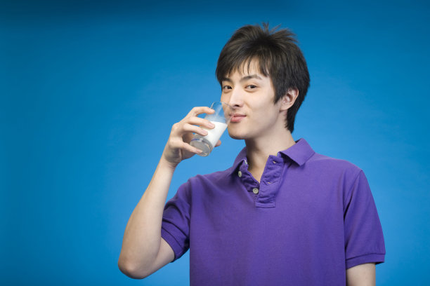 年轻男子喝牛奶图片下载