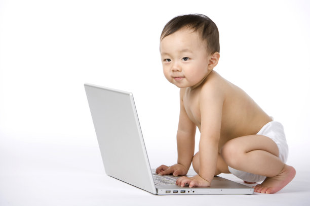 婴儿和笔记本电脑图片下载