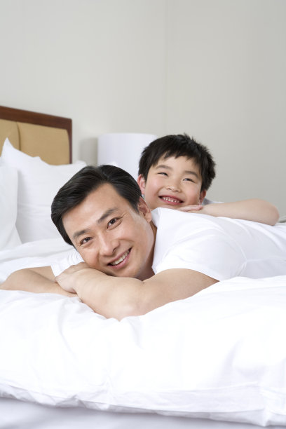 快乐的父子俩图片下载