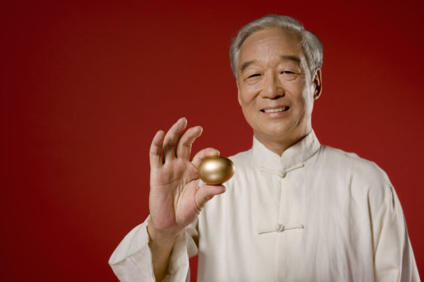 老人手拿金蛋图片下载