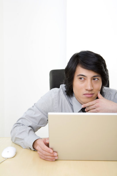 商务男士和笔记本电脑图片下载