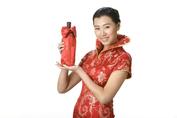 托酒瓶的服务员图片下载