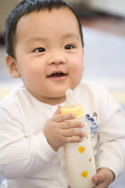 宝宝喝奶图片下载