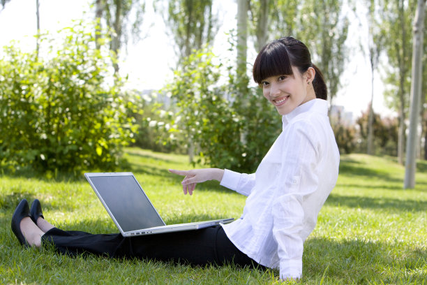 年轻女子在户外使用电脑图片下载