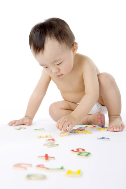 婴儿和字母玩具图片下载