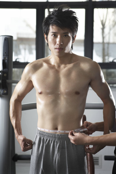 年轻男子在健身房图片下载