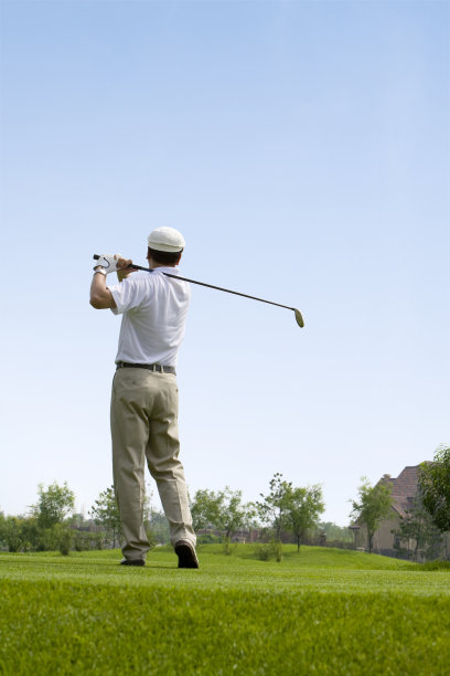 挥杆的高尔夫男球手图片下载