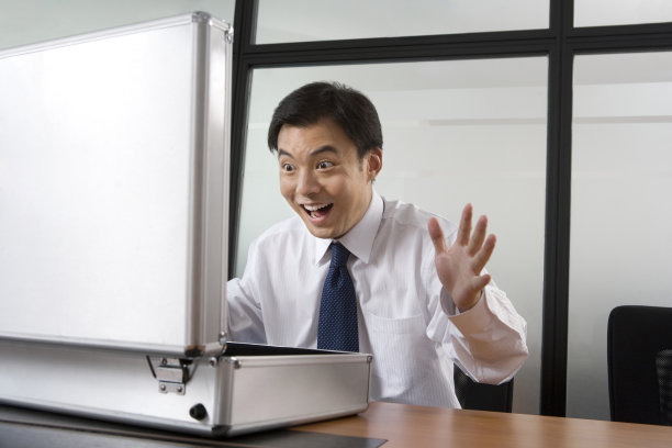 兴奋的商务男士和打开的箱子图片下载