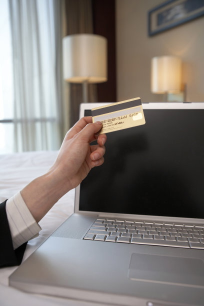 笔记本电脑与银行卡图片下载