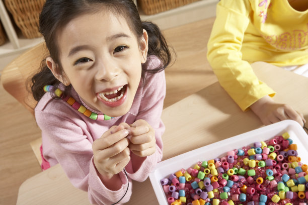 小女孩制作玩具项链图片下载