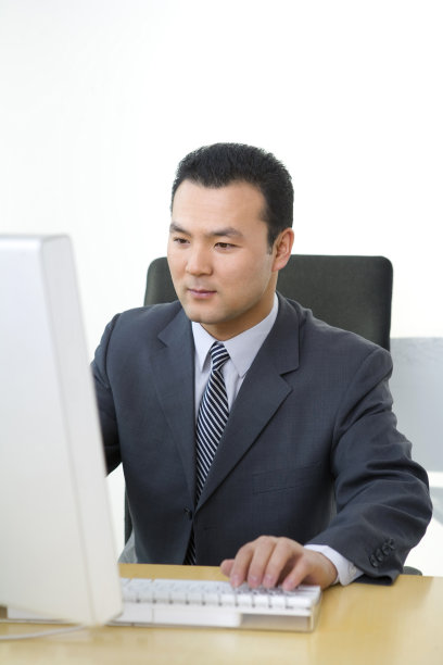 在电脑前工作的商务男士图片下载