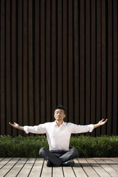 男子练瑜伽图片下载