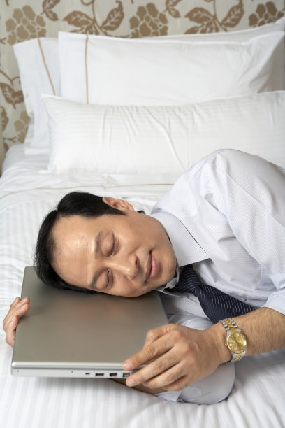 商务男士抱着电脑打盹儿图片下载