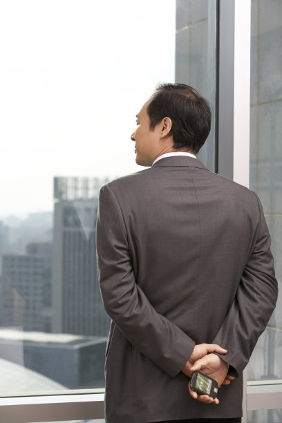 商务男士眺望远方图片下载