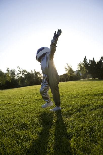 穿宇航服的东方儿童图片下载