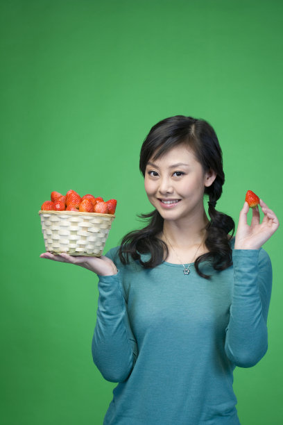 年轻女子与草莓图片下载