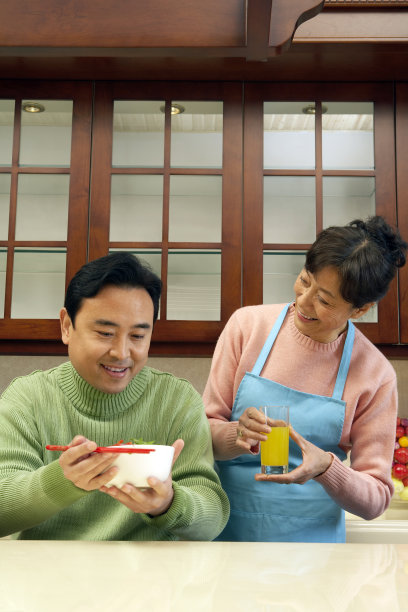 母子吃饭图片下载