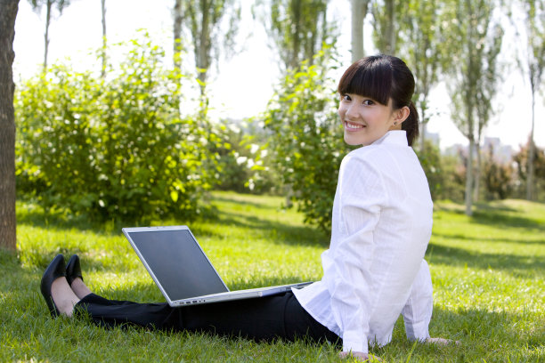 年轻女子在户外使用电脑图片下载