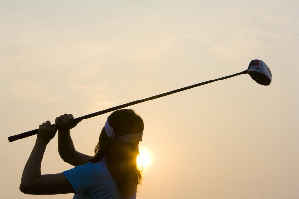 挥杆的高尔夫女球手图片下载