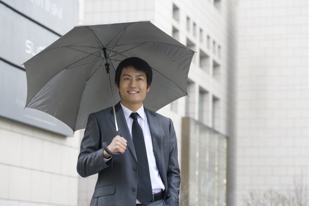 撑雨伞的商务男士图片下载