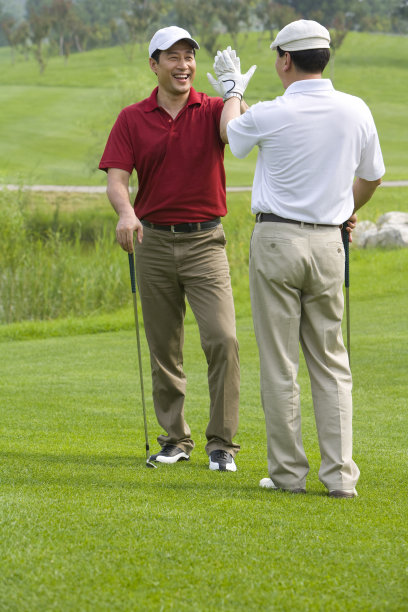 击掌的两个男球手图片下载