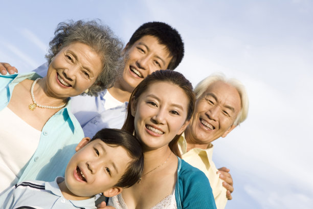 一家五口看镜头图片下载