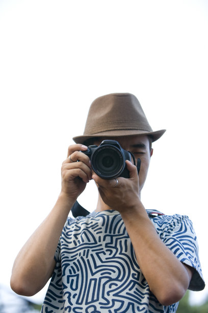 拍照片的年轻男孩图片下载