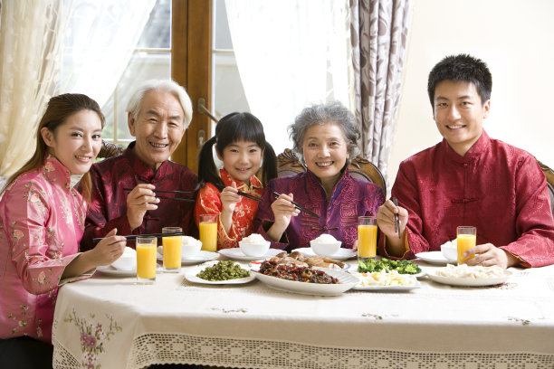 穿着唐装的三代同堂进餐合影图片下载