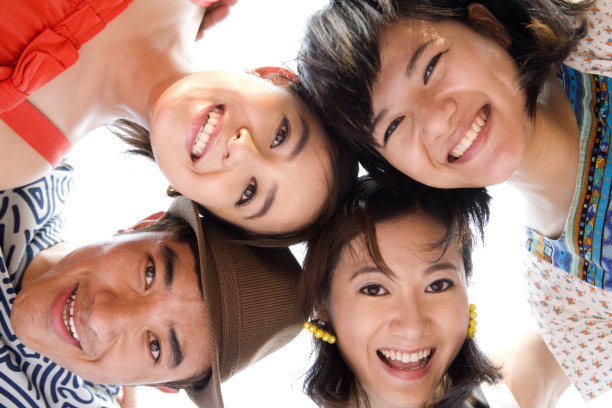 开心年轻人图片下载