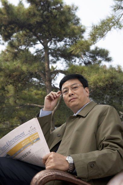 商务男士看报纸图片下载