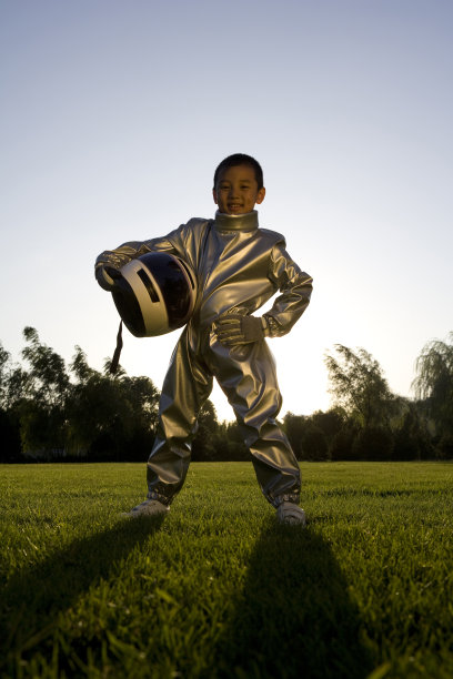 穿宇航服的东方儿童图片下载