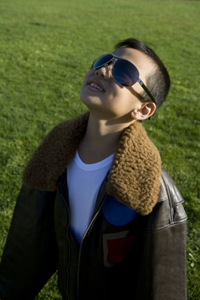 戴太阳镜的东方儿童图片下载