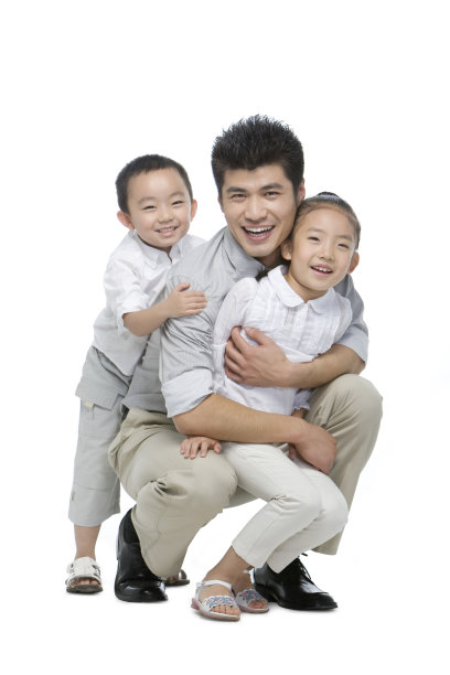 父亲和儿子女儿拥抱在一起图片下载