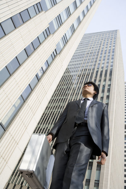 商务男士行走图片下载