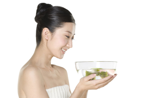 美丽年轻女子和玻璃水碗图片下载