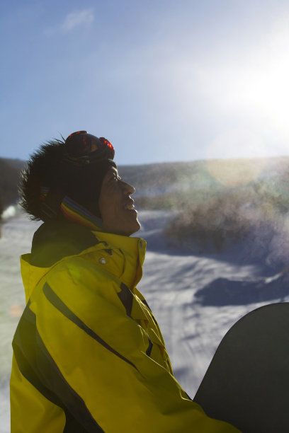 滑雪的年轻男子图片下载