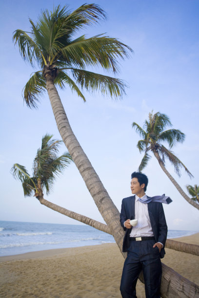 商务人士在海边喝咖啡图片下载