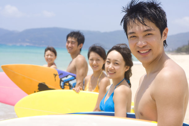 拿着冲浪板的男孩特写图片下载