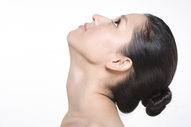 女子仰望图片下载