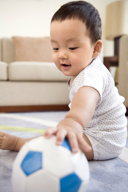 宝宝玩皮球图片下载