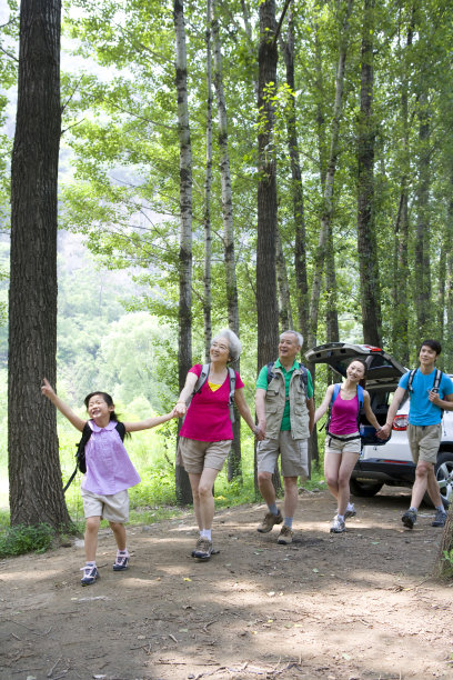 一家三口驱车野外郊游图片下载