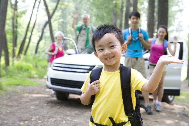 一家五口驱车野外郊游图片下载