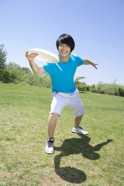 蓝衣少年玩飞碟图片下载